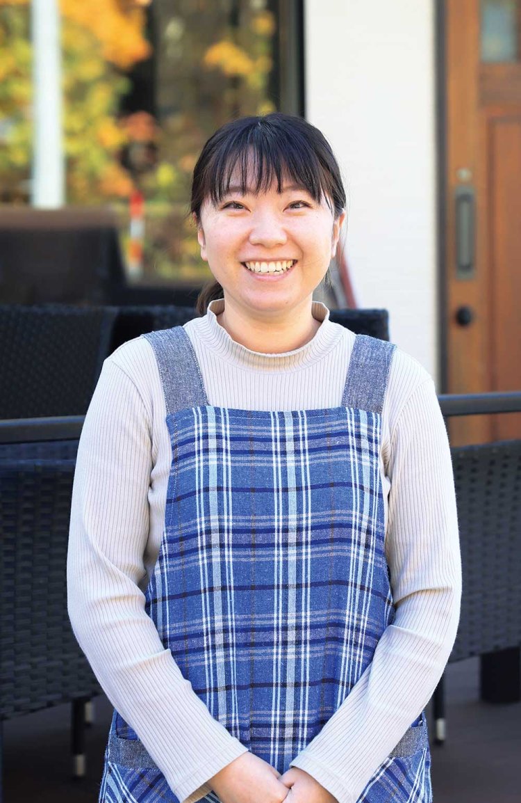 『いがもちの里 さんべ』の三部 葵さん。稲花餅は母娘で手作り。「その日のうちにおめしあがりください」。