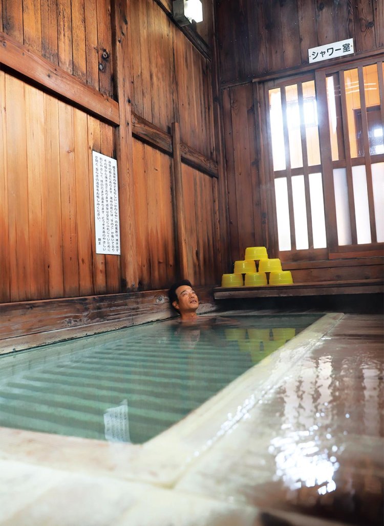 お尻に湯が当たる感覚が不思議。奥には体を洗えるシャワー室がある。