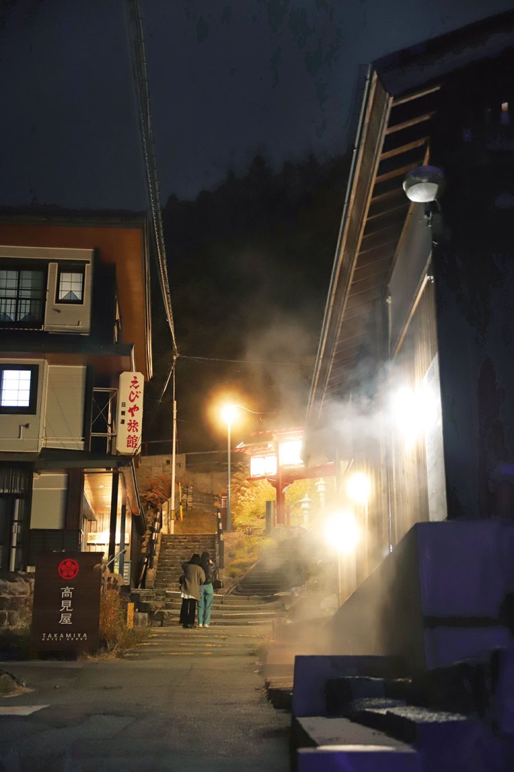 『上湯共同浴場』の脇から湯気が上がる。