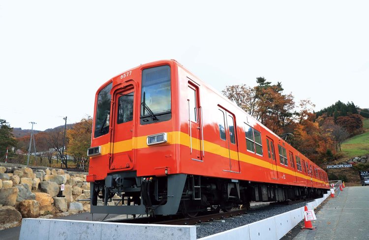 蔵王ロープウェイ蔵王山麓駅では東武鉄道の8000系車両の展示を開始。冬期は乗車待ちのお客を対象に、混雑時のみ開放予定。