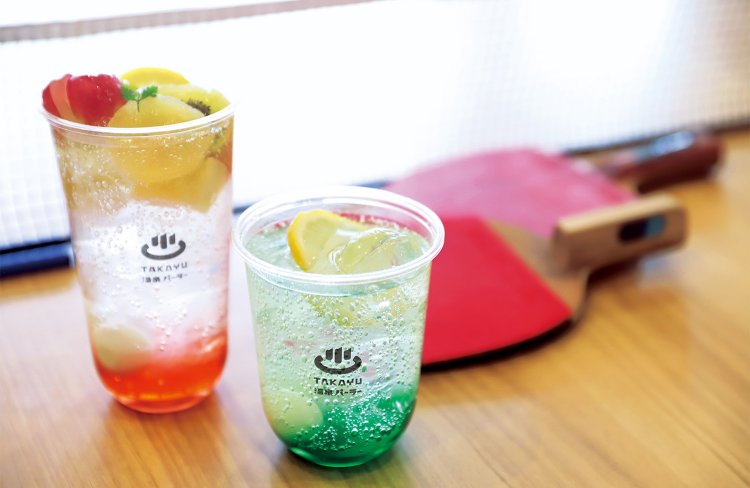 『TAKAYU温泉パーラー』の蔵王湯あがりソーダ550円とTAKAYUフルーツソーダ800円。1人30分500円で卓球も楽しめる。