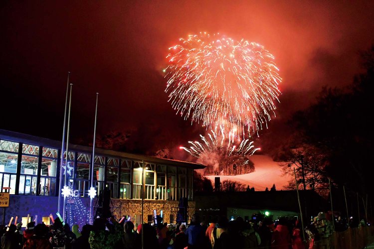 松明（たいまつ）滑走に合わせ、2月7日は冬のHANABIも（写真=山形市観光協会）。