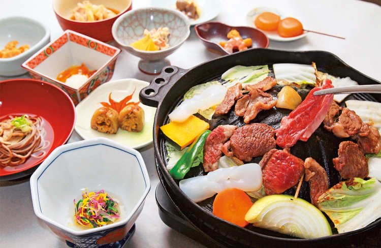 この日の夕食は芋煮、アケビの肉詰め、“もって菊”のお浸し、天然のなめこおろしなど。ご飯は自家栽培米のはえぬきを炊いてくれる。