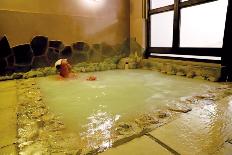 自家源泉をかけ流し。男女ともに外湯（写真）と内湯がある。