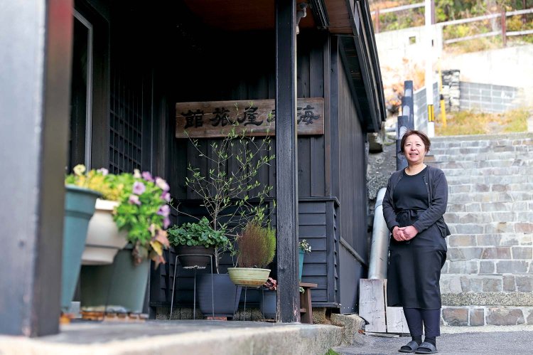 女将の岡崎純子さん。