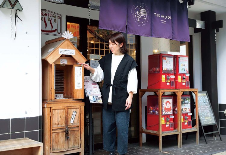 店長の竹友美子さん着用の温泉羽織8800円は、湯上がりに羽織ると気持ちいい木綿製。