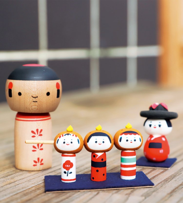 玉こん三姉妹3190円ほか、かわいいこけしグッズも販売。