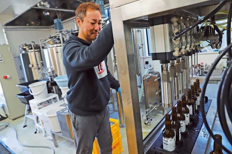 「苦みと柑橘の香りが効いたZAO CLASSIC IPAもぜひ」と醸造長・坂本陽介さん。