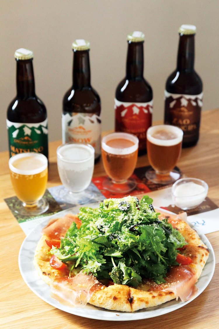 地元野菜が山盛りの蔵王Crang pizza1680円はナッツクリーム付き。4種飲み比べは1200円。瓶での販売もある。