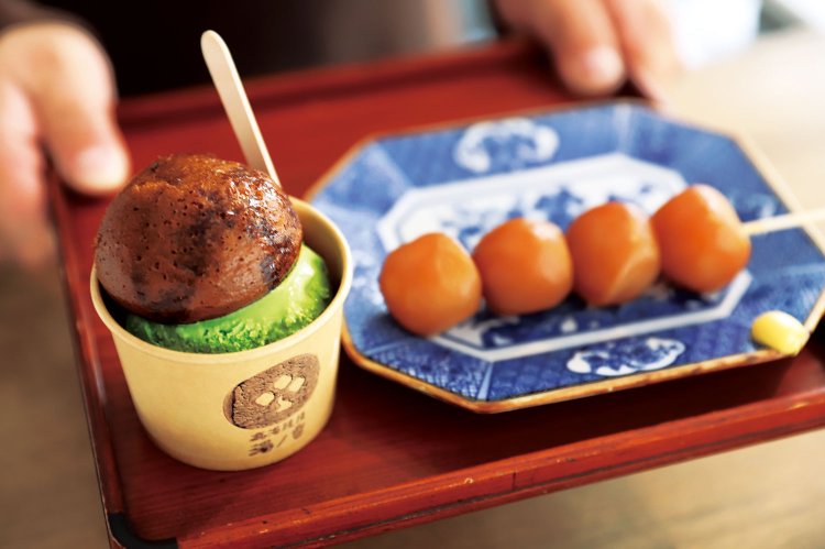 抹茶とバニラを選べる饅頭アイス500円。お土産用の温泉饅頭は6個1200円。玉こんにゃく200円。