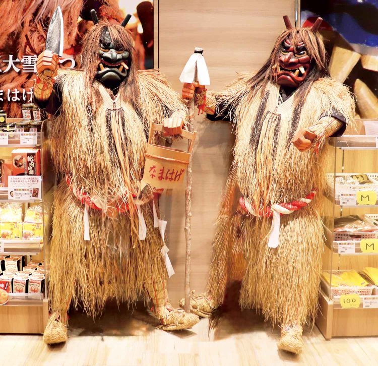 「泣く子はいねがー！記念撮影OKだぞー！」なまはげ人形2体が毎日お出迎え。なまはげデザインの商品も多い。