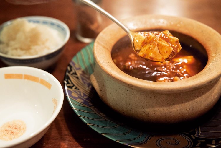 黒い三年熟成豆板醤と花椒が旨味を引き立てる「松阪豚の四川麻婆豆腐」。