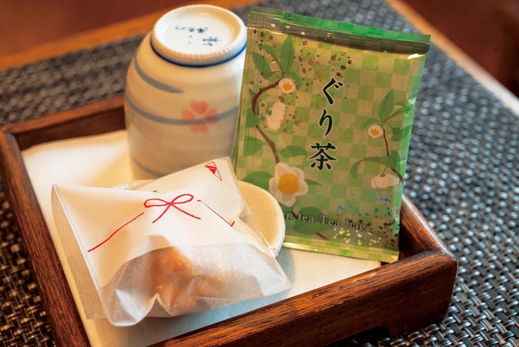 ウェルカムドリンクの「ぐり茶」と奥さんの手作り菓子。