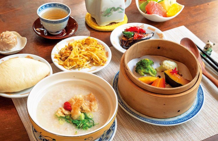 丸鶏、干しエビ、干し貝柱から出汁をとった朝食の中華がゆ。