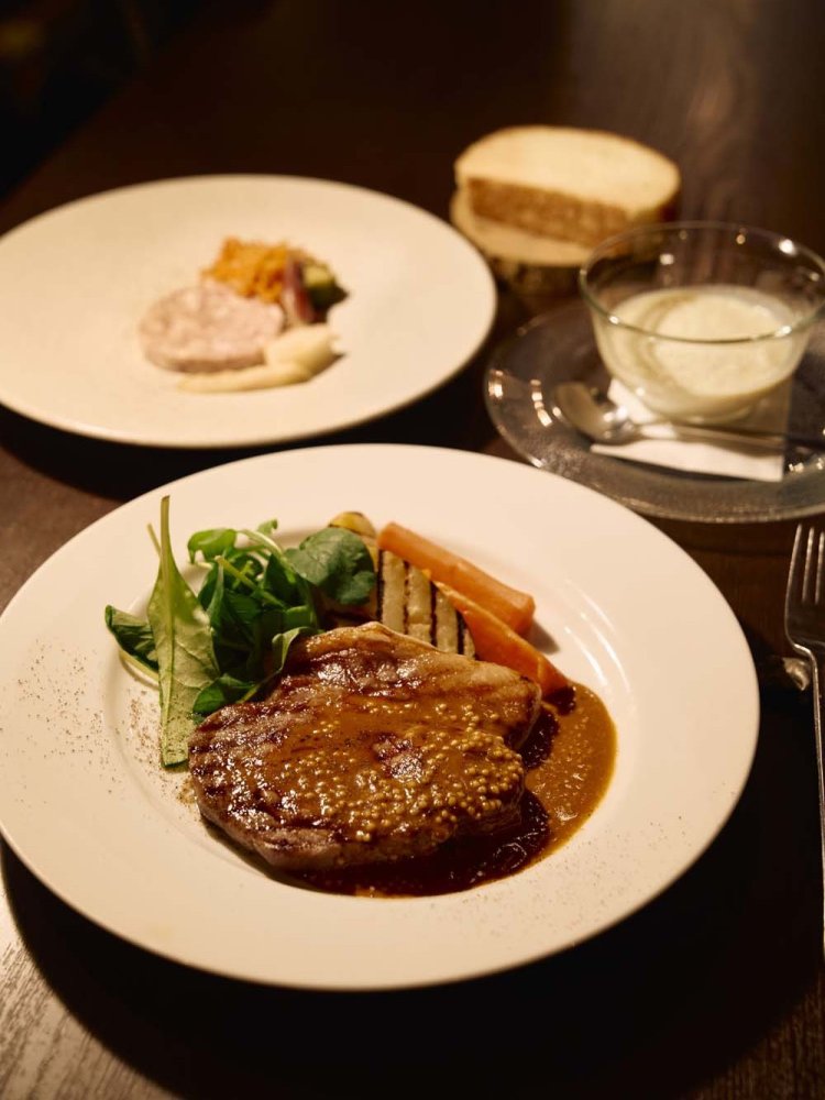 セレクトランチセット（土・日・祝限定）2800円。メインはリブロースのグリルやローストポークなど3種から選択。シャルキュトリーは購入も可能。