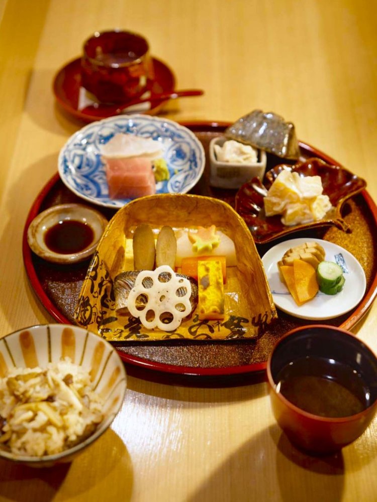 おまかせ膳2800円。お造りなどの魚介は豊洲仕入れ。料理内容は1か月ごとに変更。定番で銀鱈粕漬膳2800円も。