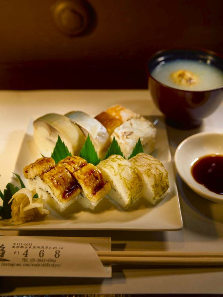 穴子・サバ・はこ・ぐじ2970円。4種を少量ずつ楽しめるセット。酢飯は塩も酢も控えめ。この日の箱寿司はカマスの焼き身など。芋吸660円。