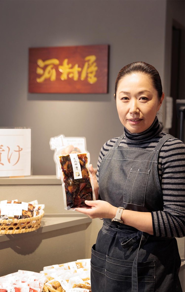 人気の「大福神漬」を手にする染谷さん。