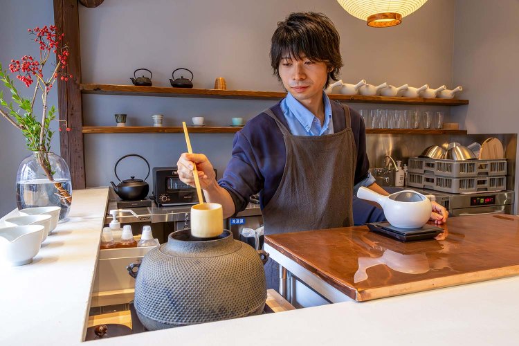 併設するカフェ・バーでは、茶釜で沸かした湯で淹（い）れた嬉野茶などが飲める。特上煎茶660円。