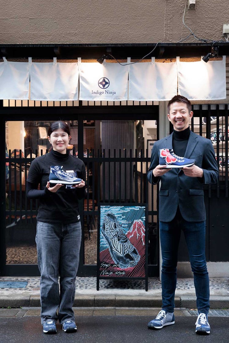 代表の河村晶太郎さん（右）と店長の大野結香さんの足元ももちろん足袋シューズ。