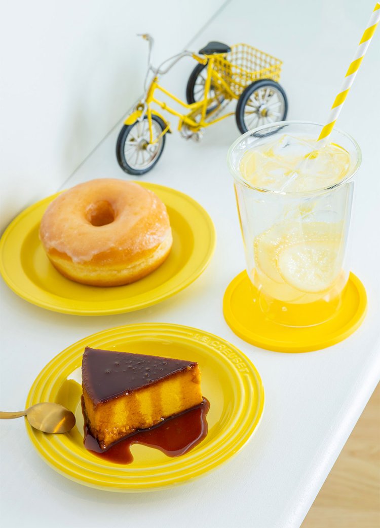 ドーナツ350円、自家製レモネード700円、かぼちゃプリン650円。