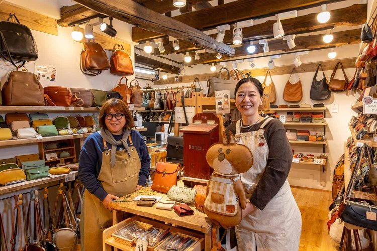 石塚由紀子さん（左）。