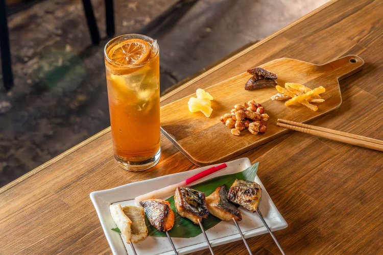 干物串おまかせ5本盛り合わせ1250円、ドライフードアソート1品330円、レモンを黒糖焼酎と黒糖に漬けたブラックレモンサワー770円。