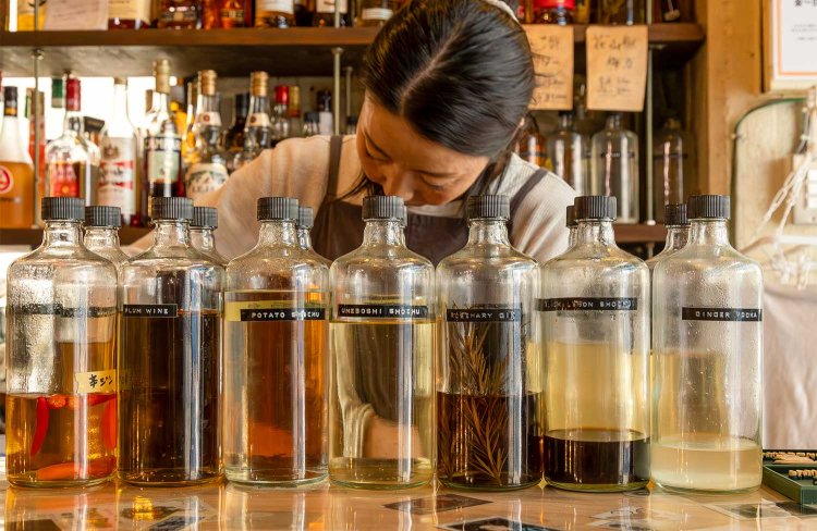 カウンターには自家製の漬け酒が約10種類。