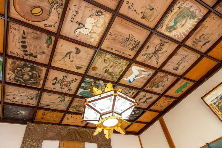 “かっぱ寺”曹源寺の天井絵。手塚治虫や水木しげるの絵も（堂内の見学は要事前予約）。