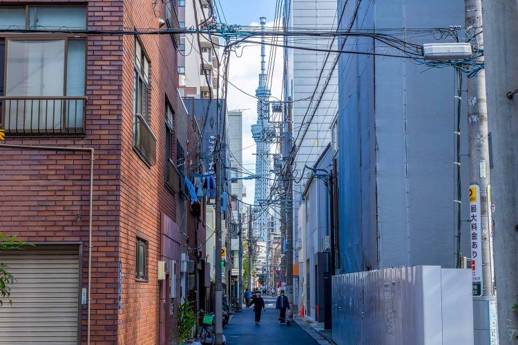 路地からスカイツリー。