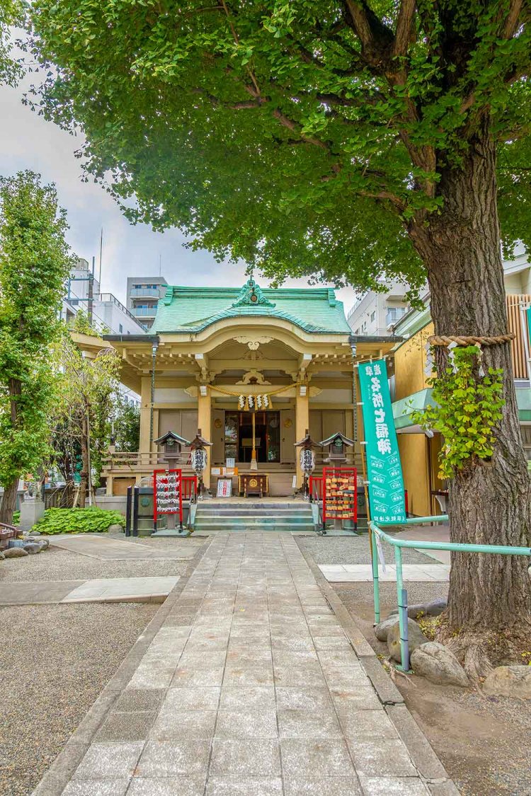 矢先稲荷神社。松葉町（松が谷の一部）の総鎮守として地元の信仰が篤（あつ）い。