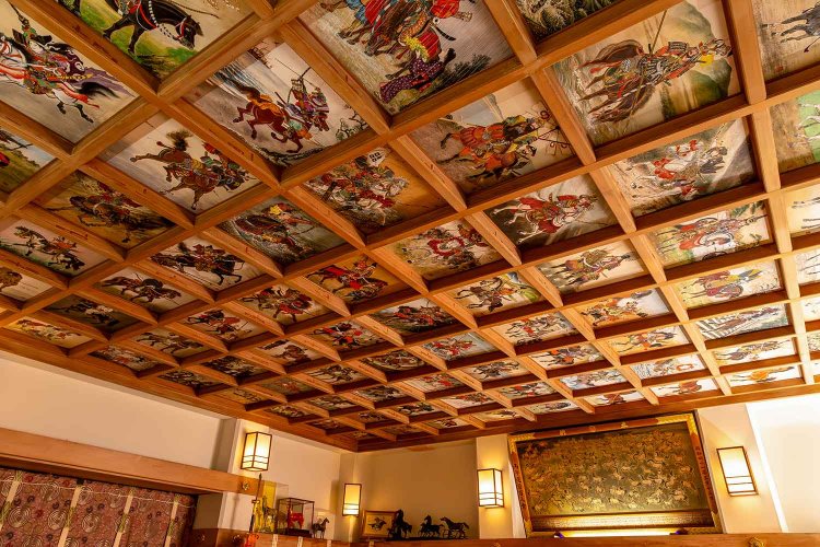 天井絵は「日本馬乗史」。