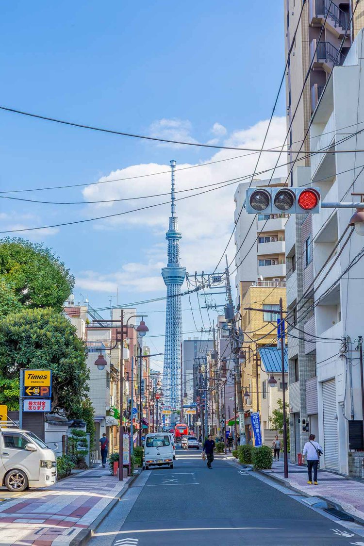 かっぱ橋本通り商店街の松が谷側。真正面には、どーんと東京スカイツリー。