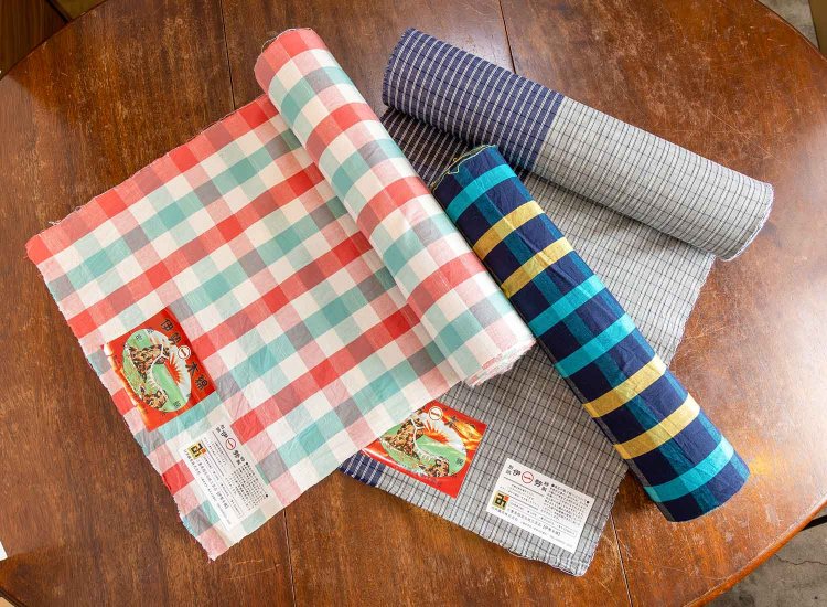 伊勢木綿反物（臼井織布）各3万7500円。