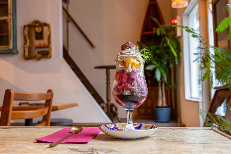 栗とカシスのパルフェ1900円（ドリンクセット2400円〜）。