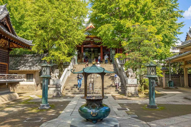 小高い丘の上にある待乳山聖天。参拝方法がちょっとユニークで、大根をお供えする。