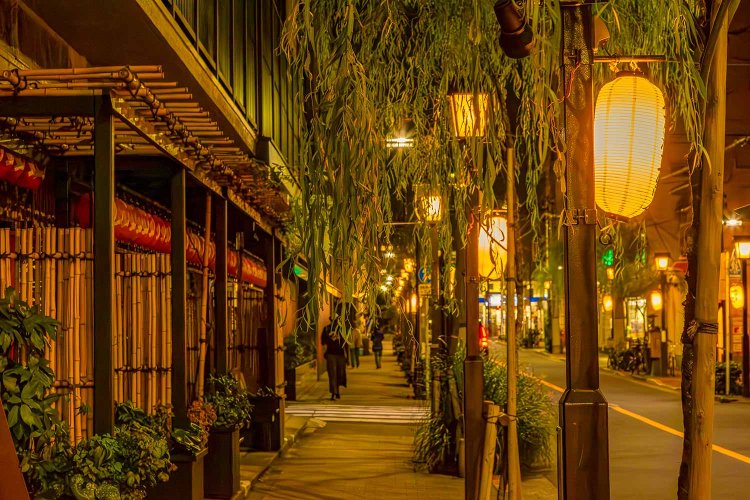 浅草花柳界の中心「浅草見番」のある通りはきらびやかに街灯が光る。