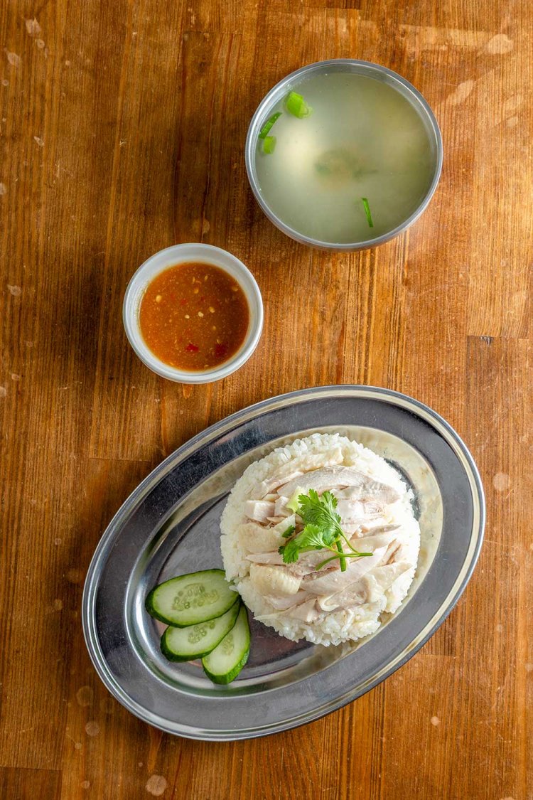 カオマンガイ890円。タレは3種からチョイス。写真の豆味噌ベースの赤ダレ。