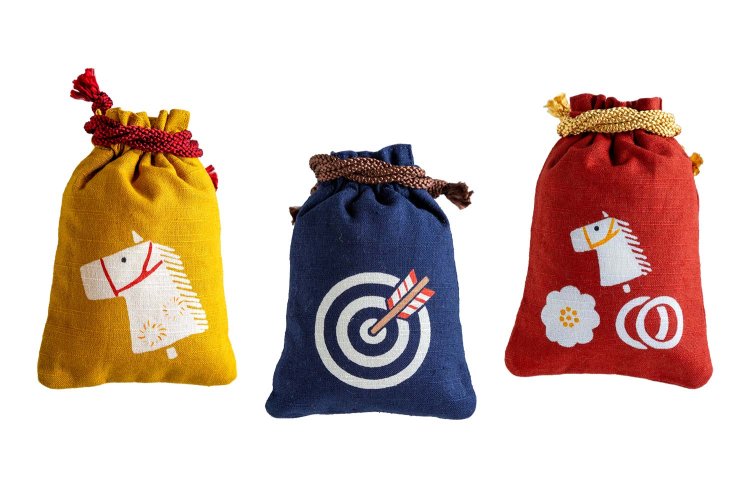 守袋各3300円。左から馬、的矢、馬・花駒・輪違。桐箱入りで贈答品にも。