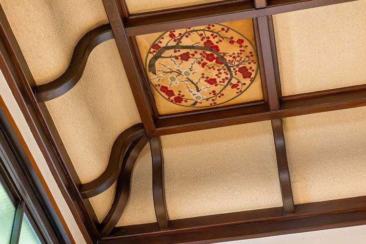 襖絵が描かれた格子天井。縁の曲げの部分に宮大工の技が光る。