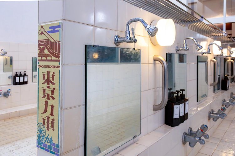 鏡広告には浅草の情報を掲載。スマホが持ち込めないからこそ見ちゃう。