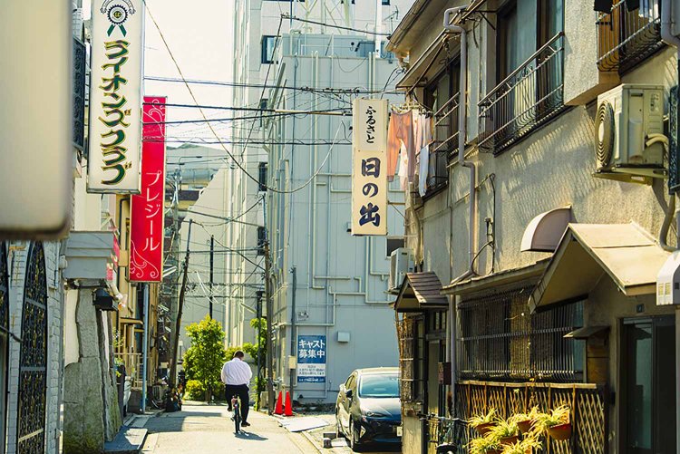 現代の吉原「ソープ街」（写真＝紅子）。