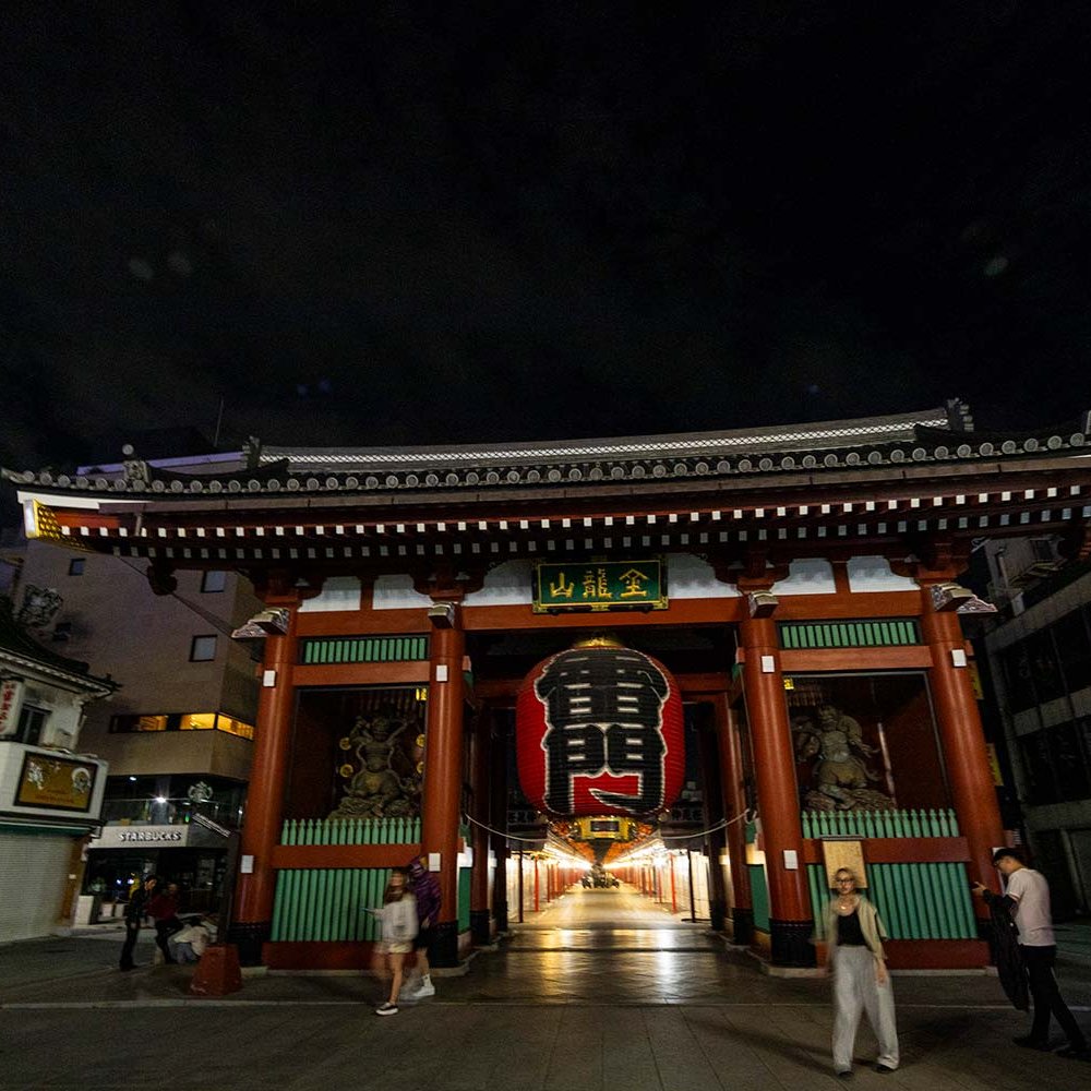 暗闇の浅草は、なお美しい。深夜さんぽ隊が日の出までの街を歩く