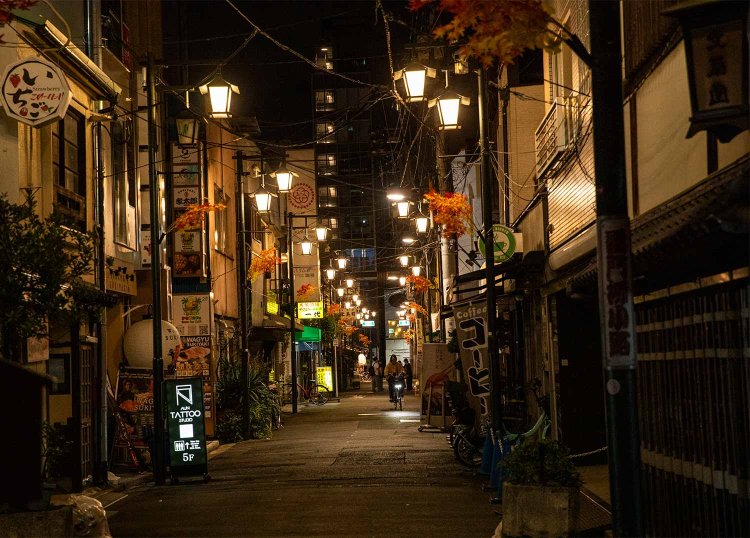 浅草寺の表側、数々の飲み屋もそろそろ店じまいしだす時間。