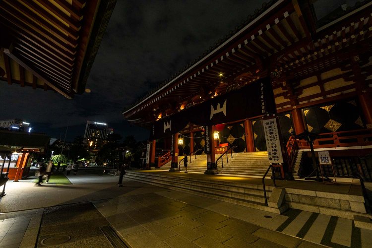 夜中の浅草寺の迫力は満点。見過ごしていた建築美にも見惚れる。