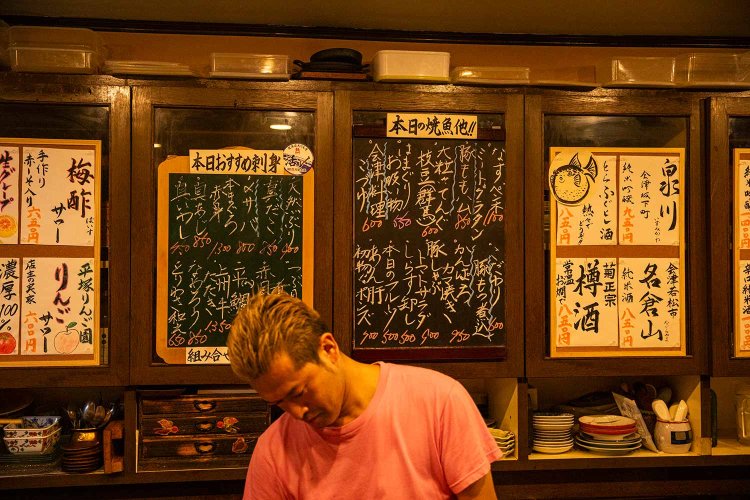 カウンター正面の黒板は、最重要チェックメニュー。