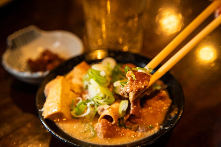 酒粕で深みを生む、こだわり豚もつ煮込600円。