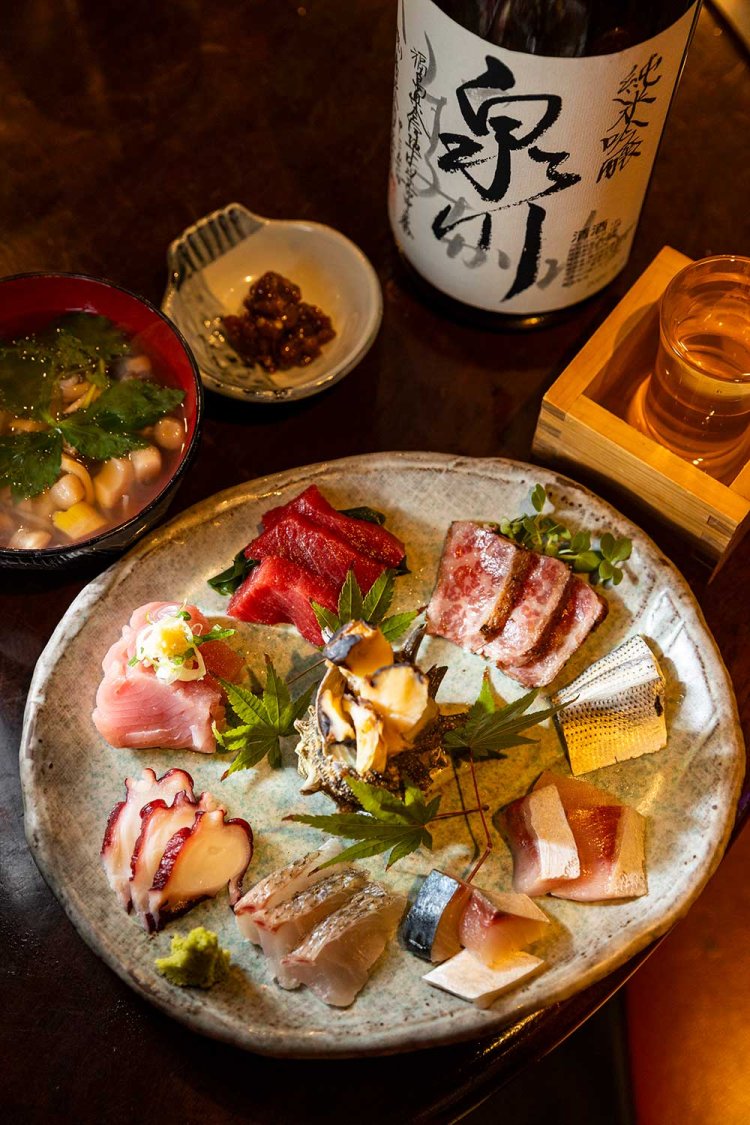 刺身盛り合わせ1350円～（1人前、写真は3人前）。