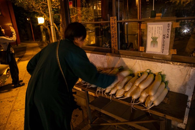 ありがたい「お下がり大根」。大根をお供えするここならでは。