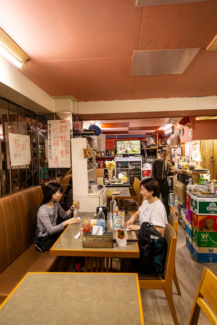 ラフな雰囲気で朝まで本格的な料理を味わえる。